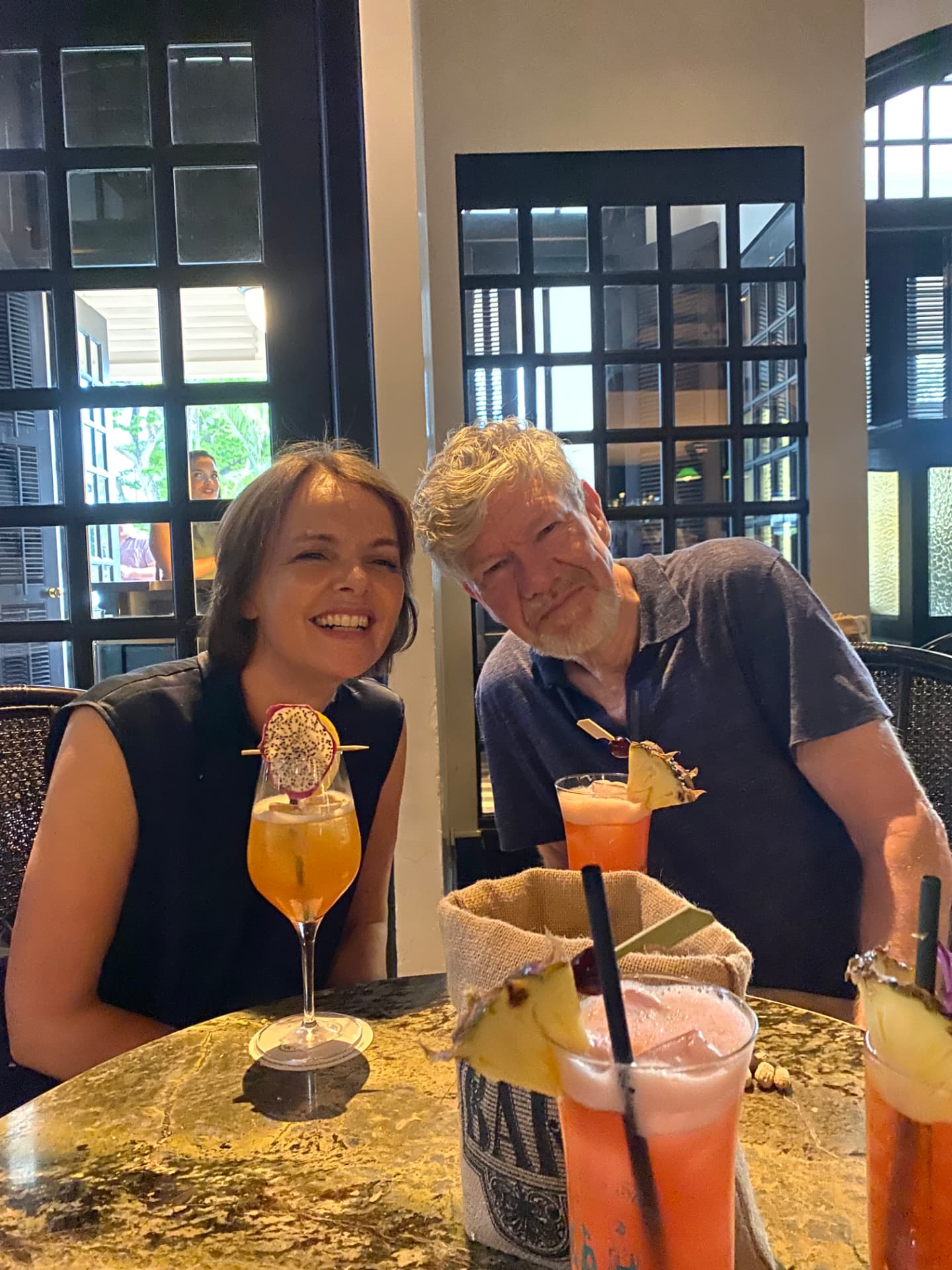 Birgitte og Steen med drinks