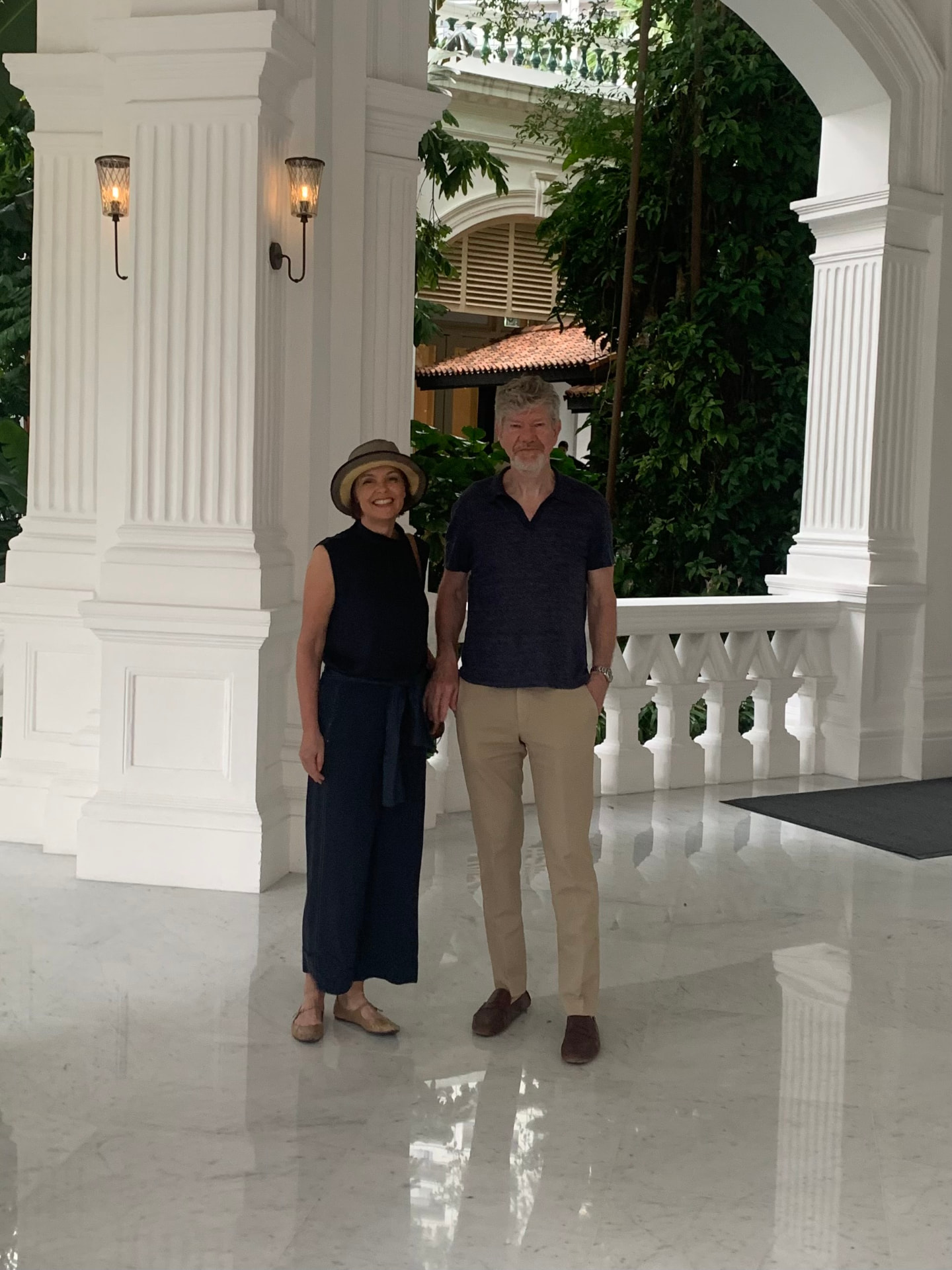 Birgitte og Steen i hotellobby med søjler