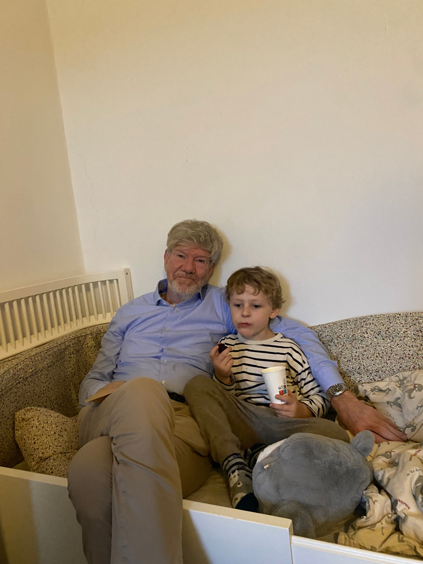 Steen i sofaen med barnebarn