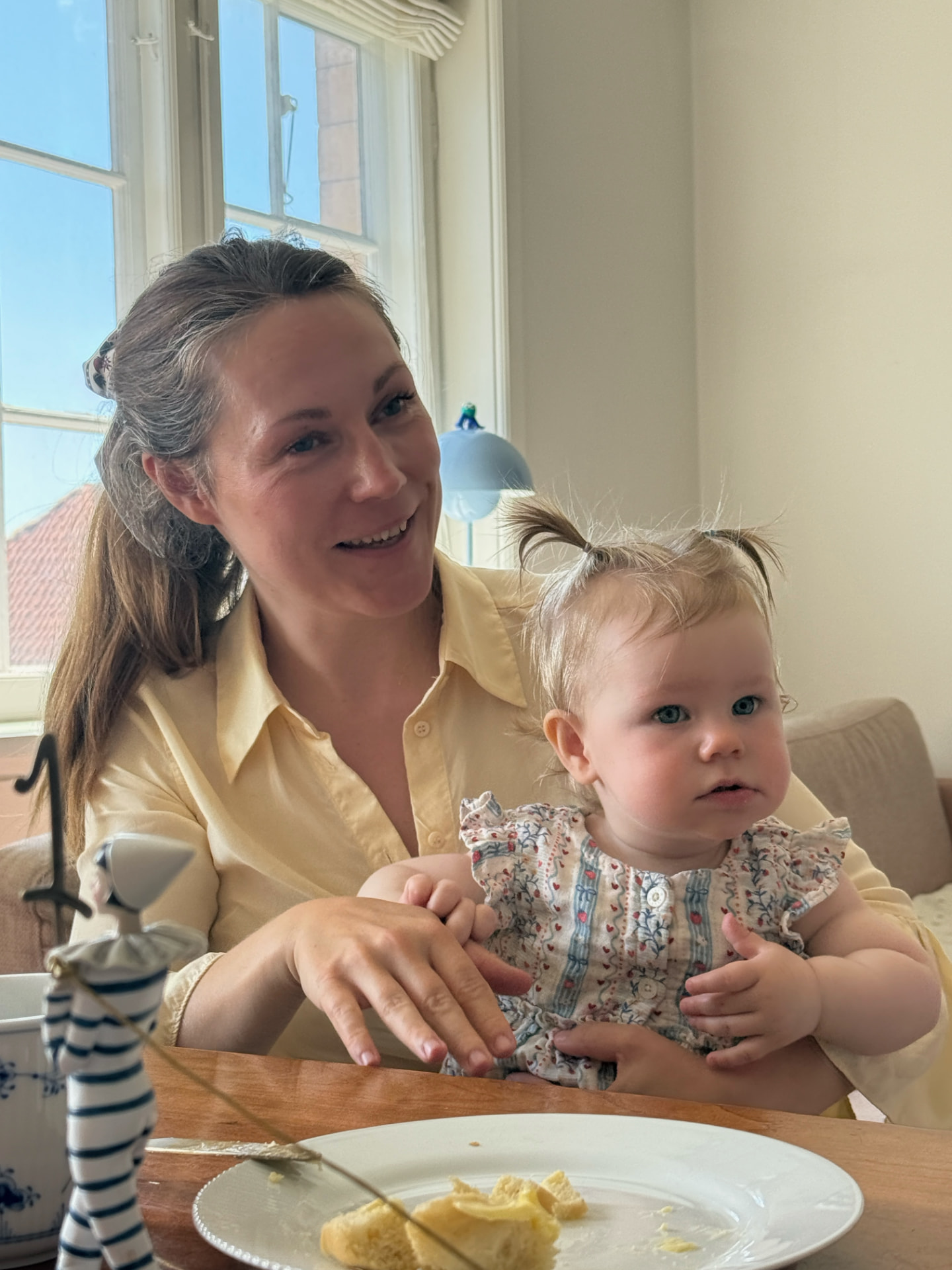 Familiemedlem med barnebarn ved frokostbordet
