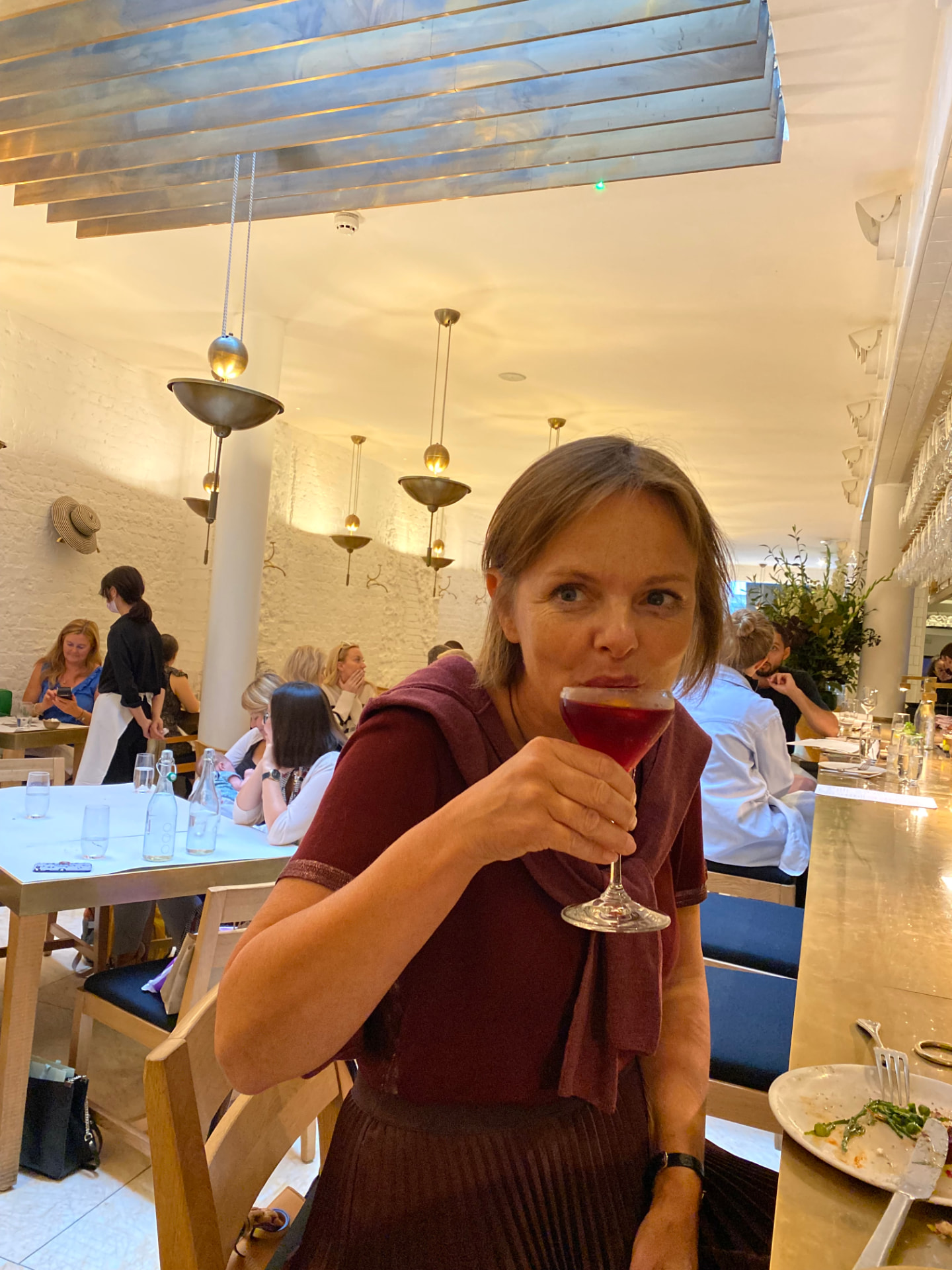 Birgitte med en drink på restaurant