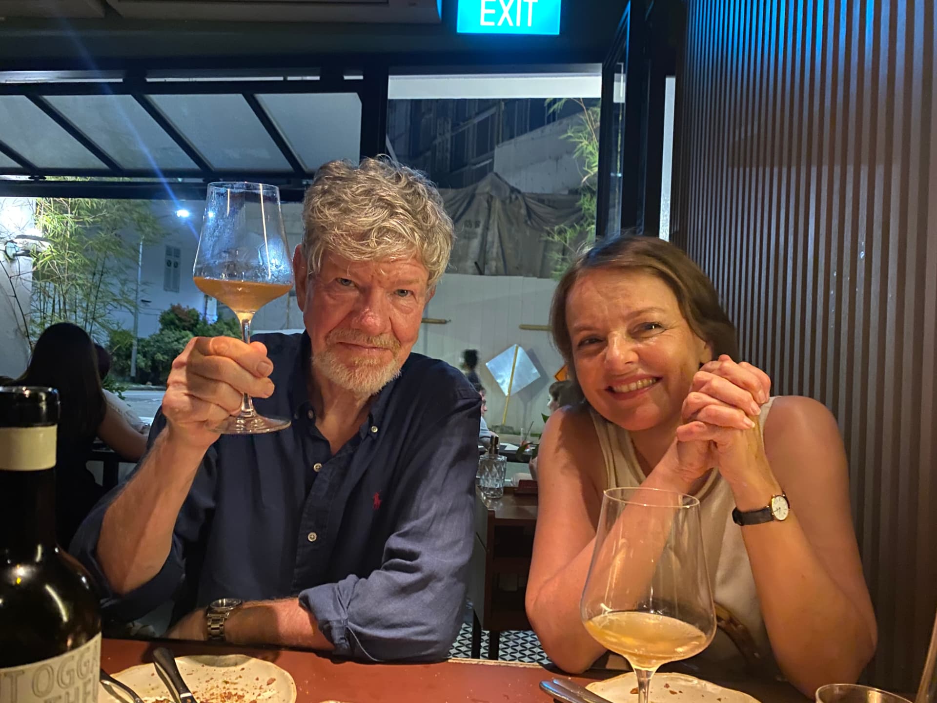Birgitte og Steen skåler